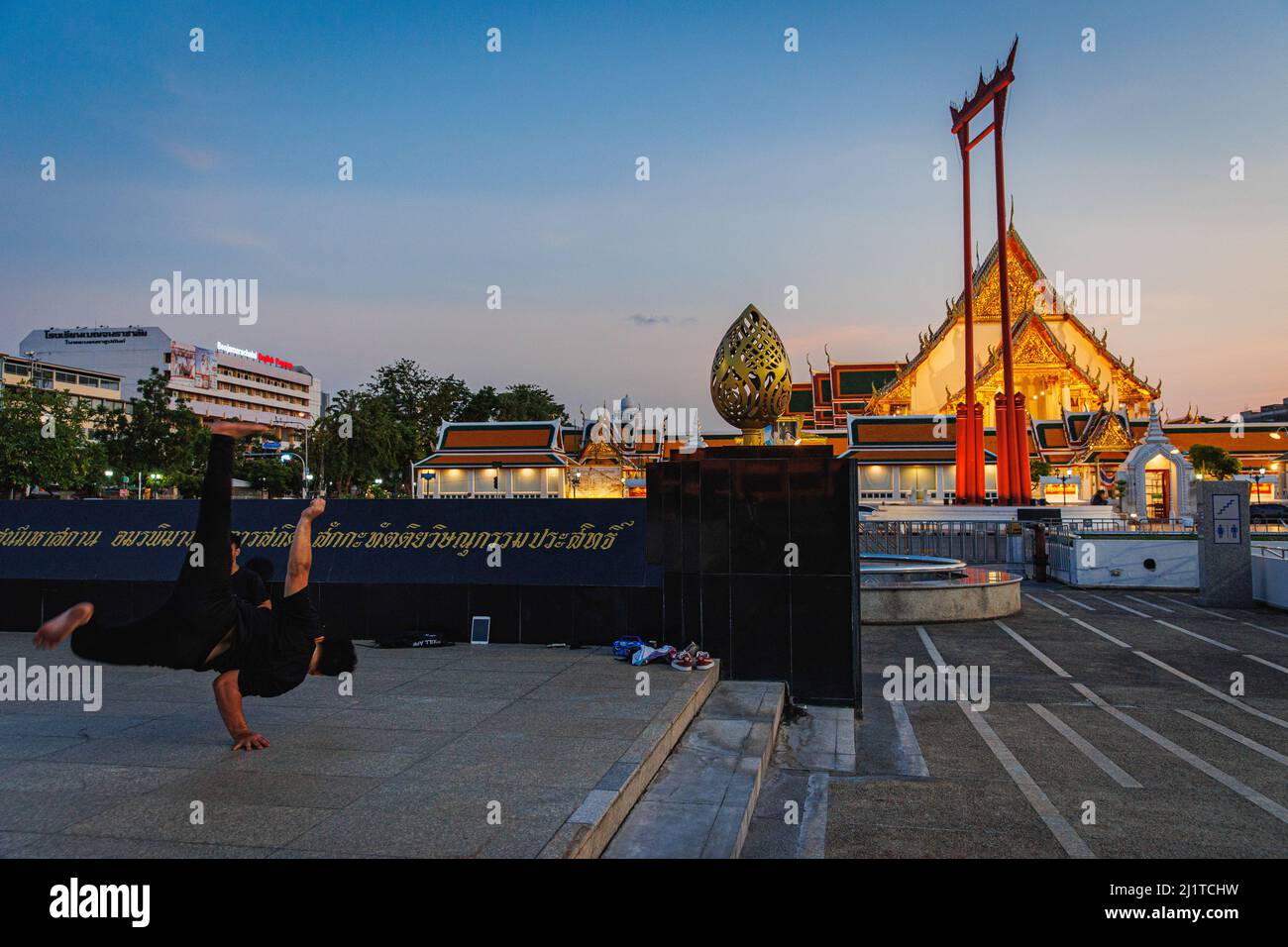 Bangkok, Thailand. 15. März 2022. Ein Mann sah, wie er vor dem Giant Swing in Bangkok Straßentanz übte. Rattanakosin Island, das Innere Bangkoks, ist der Kern der historischen und kulturellen Zone Bangkoks. Dieser Ort ist auch bekannt als eine alte Stadt wegen des Alters der Zone, dass mehr als 100 Jahre des Bestehens. Nicht nur Palast, Tempel und Wahrzeichen dieser Zone umfassen das Leben und die Aktivitäten der Menschen, die rund um die heilige Gegend von Bangkok leben. (Bild: © Varuth Pongsapipatt/SOPA Images via ZUMA Press Wire) Stockfoto