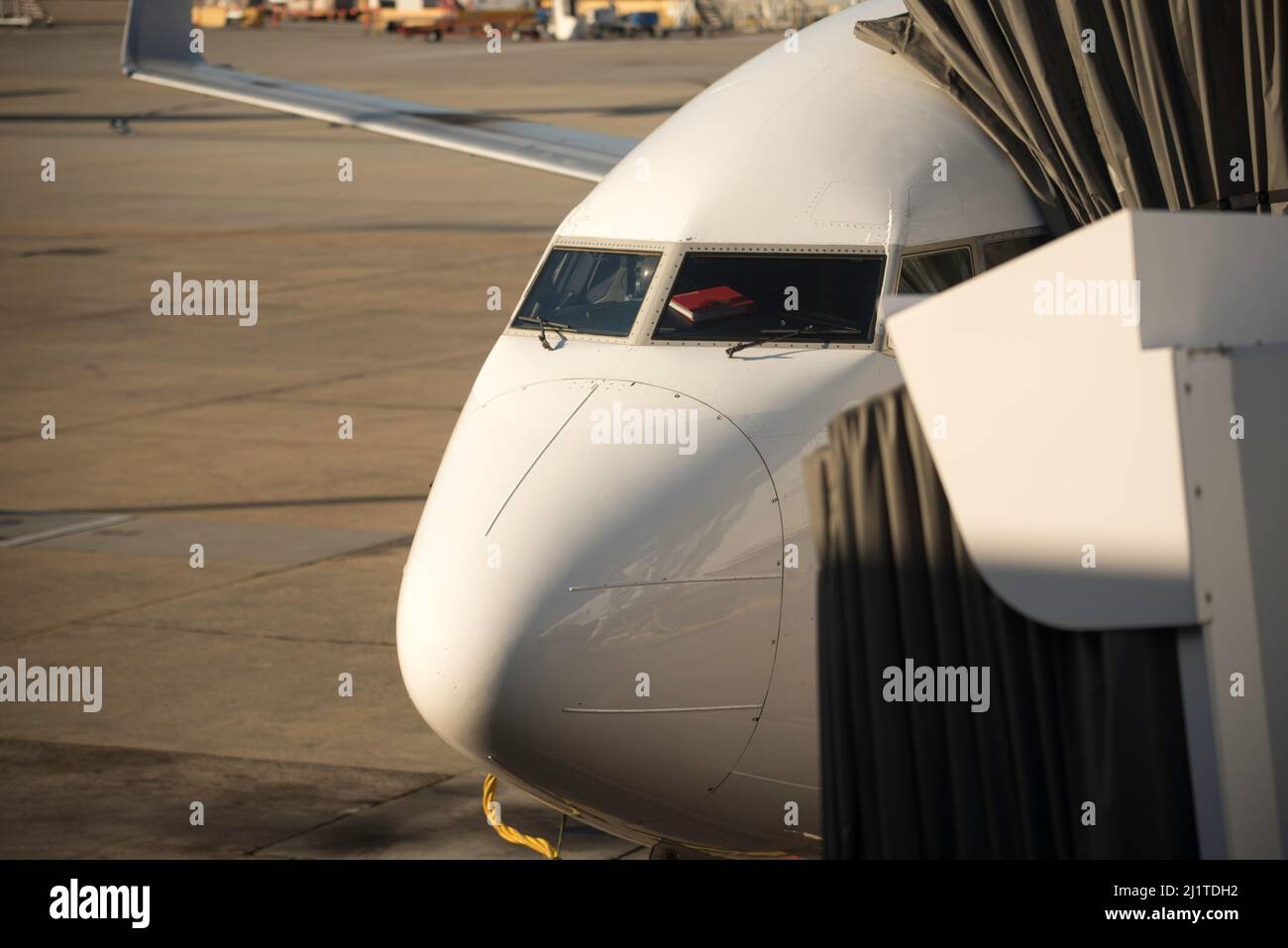 Ein kommerzielles Jet-Flugzeug parkte und war mit einer Luftbrücke an einem Flughafen in Australien verbunden Stockfoto