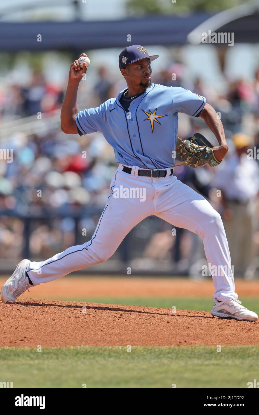 Port Charlotte, FL USA: Der Relief Pitcher Cristofer Ogando (17) der Tampa Bay Rays liefert einen Platz während eines Baseballspiels im Frühjahr gegen die Atlanta Braves am Samstag, den 27. März 2022, im Charlotte Sports Park. Die Rochen schlugen die Braves mit 4:1. (Kim Hukari/Bild des Sports) Stockfoto