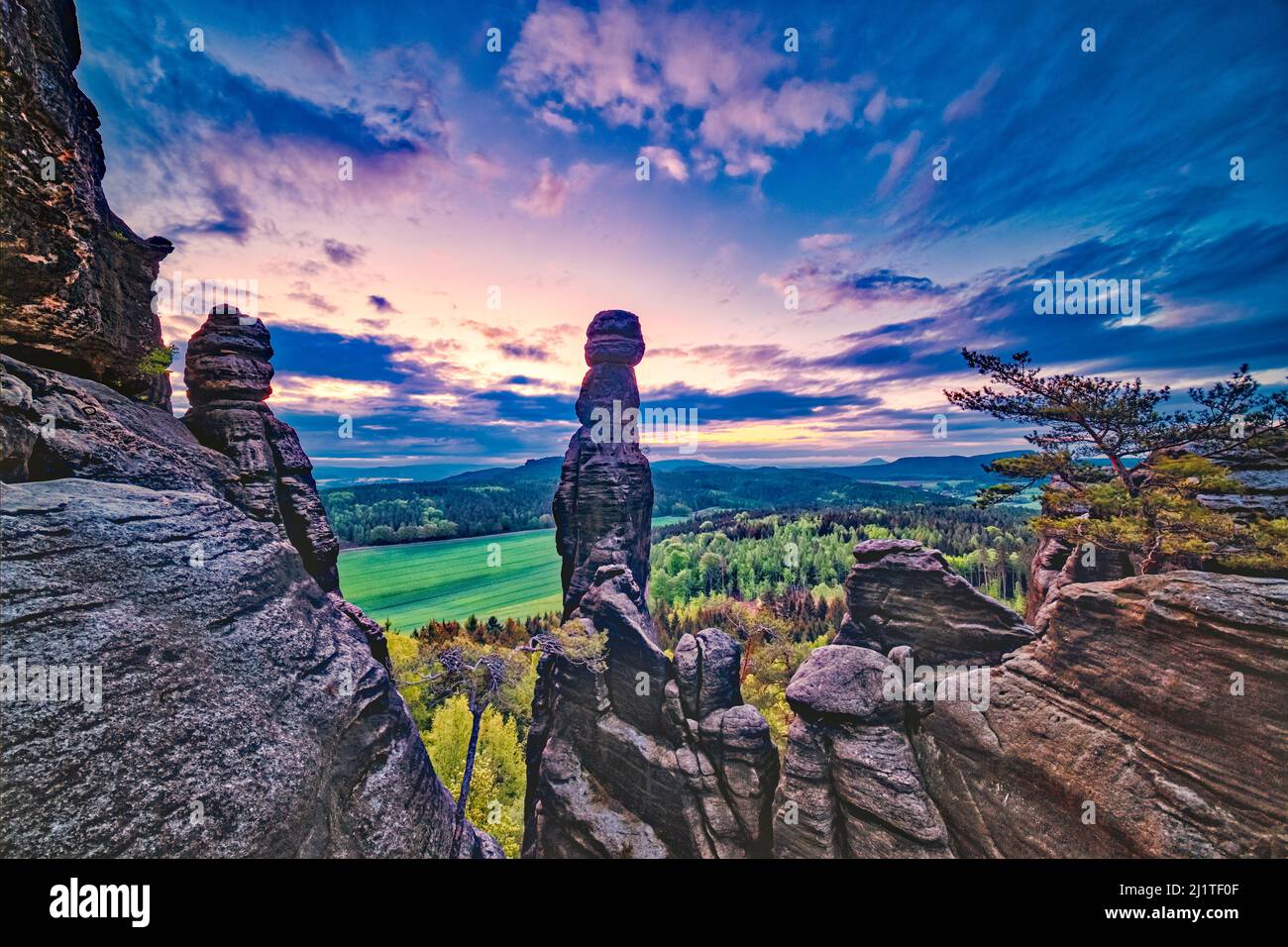Landschaft mit Felsformationen und dem Gipfel Barbarine im Pfaffensteingebiet des Nationalparks Sächsische Schweiz bei Sonnenaufgang. Stockfoto