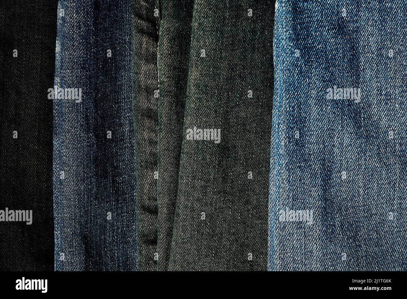 Hintergrund mit Denim-Stoff-Textur in verschiedenen Schattierungen. Textilien und Kleidung Texturen und Muster Stockfoto