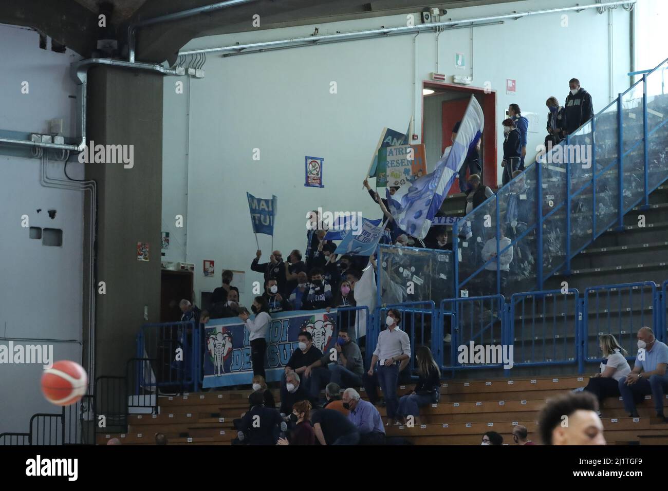 PalaRadi, Cremona, Italien, 27. März 2022, Tifosi NutriBellet Treviso während des Vanoli Basket Cremona gegen Nutribullet Treviso Basket - Italienischer Basketball Stockfoto