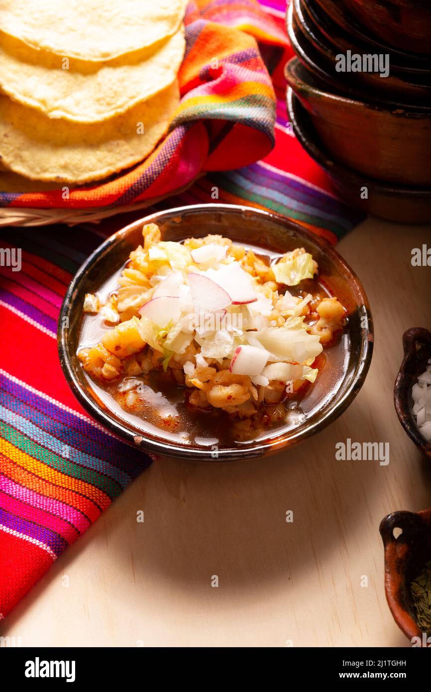 Pozole Rojo. Traditioneller mexikanischer Eintopf sehr beliebt in ...