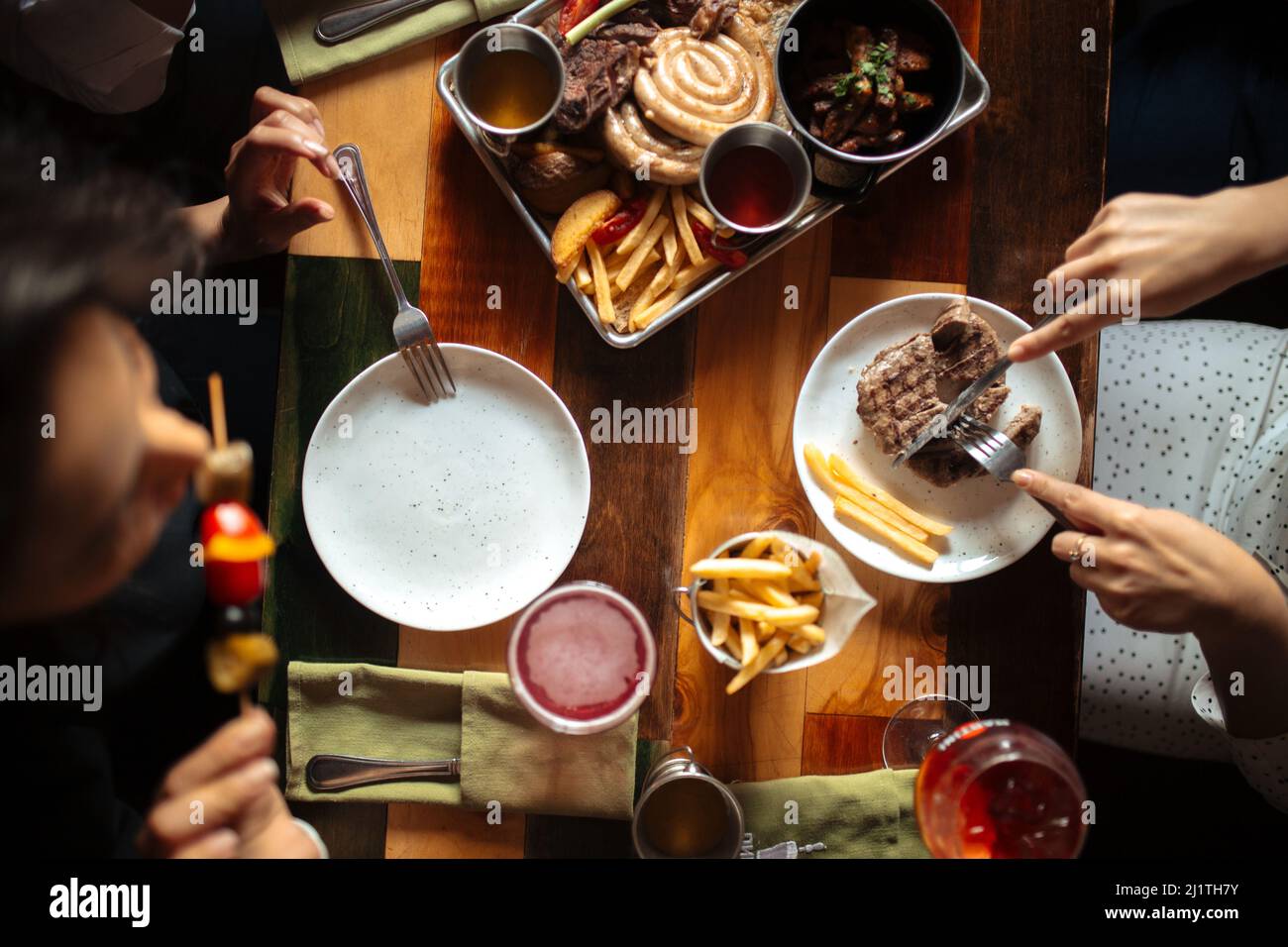 Esstisch mit Steak und Vorspeise Stockfoto