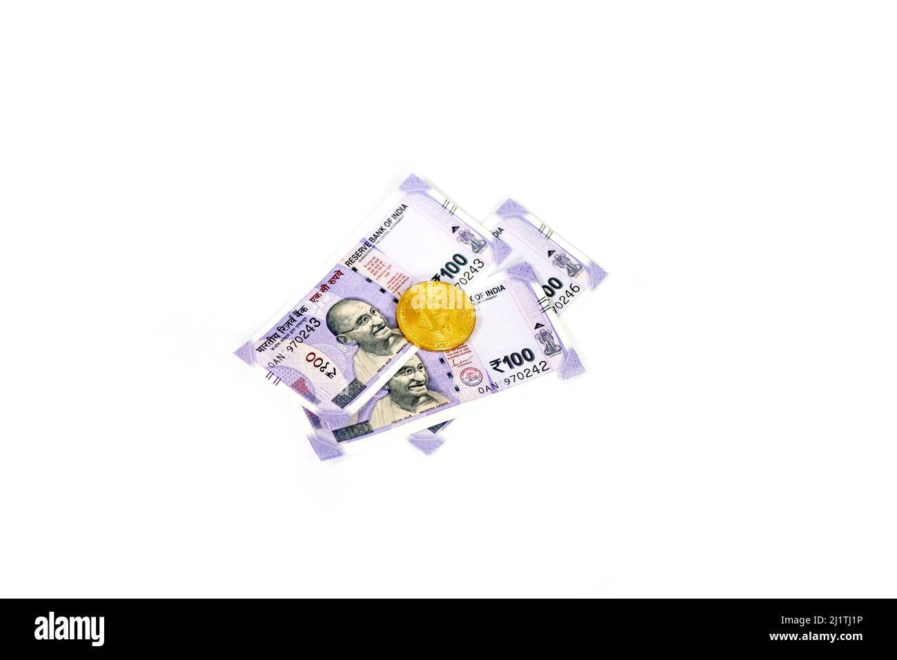 Indische Rupien und Bitmünze isoliert auf weißem Hintergrund Stockfoto