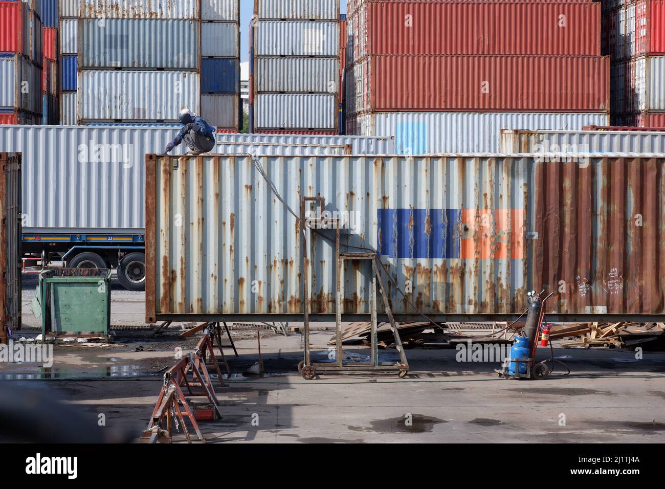 Reparaturbereich im Containerlager. Diese Behälter sind für Reparaturen geeignet. Diese setzen auf die Stange und Reparaturgetriebe sind überall. Stockfoto