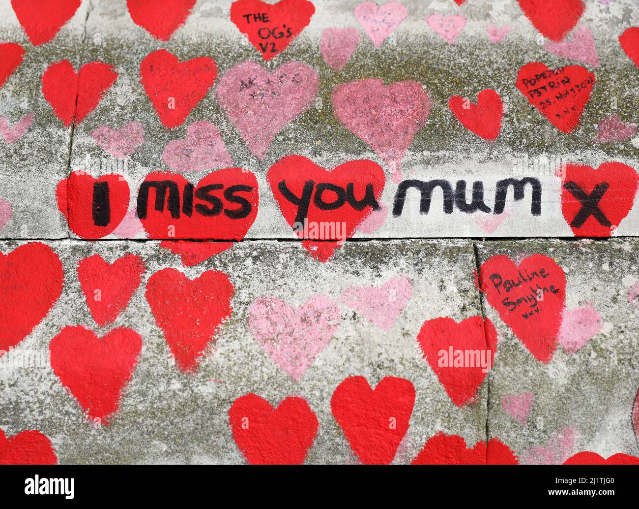 London, Großbritannien. 27. März 2022. Handgemalte Herzen und Botschaften zum Gedenken an die Opfer der COVID-19-Pandemie sind auf der National COVID Memorial Wall in London, Großbritannien, am 27. März 2022 zu sehen. Kredit: Li Ying/Xinhua/Alamy Live Nachrichten Stockfoto