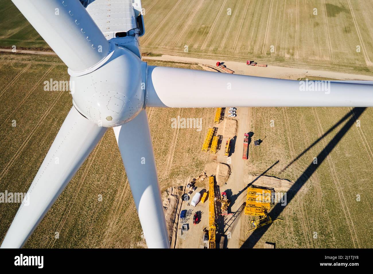 Installation eines neuen Windgenerators, Wartung der Windmühle-Turbinen, Baustelle mit Kränen für die Montage des Windmühle-Turms, Windenergie und erneuerbare Energien Stockfoto