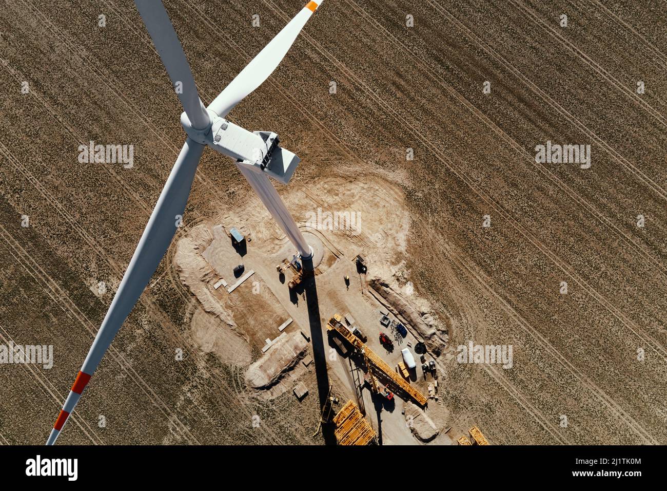 Installation eines neuen Windgenerators, Wartung der Windmühle-Turbinen, Baustelle mit Kränen für die Montage des Windmühle-Turms, Windenergie und erneuerbare Energien Stockfoto