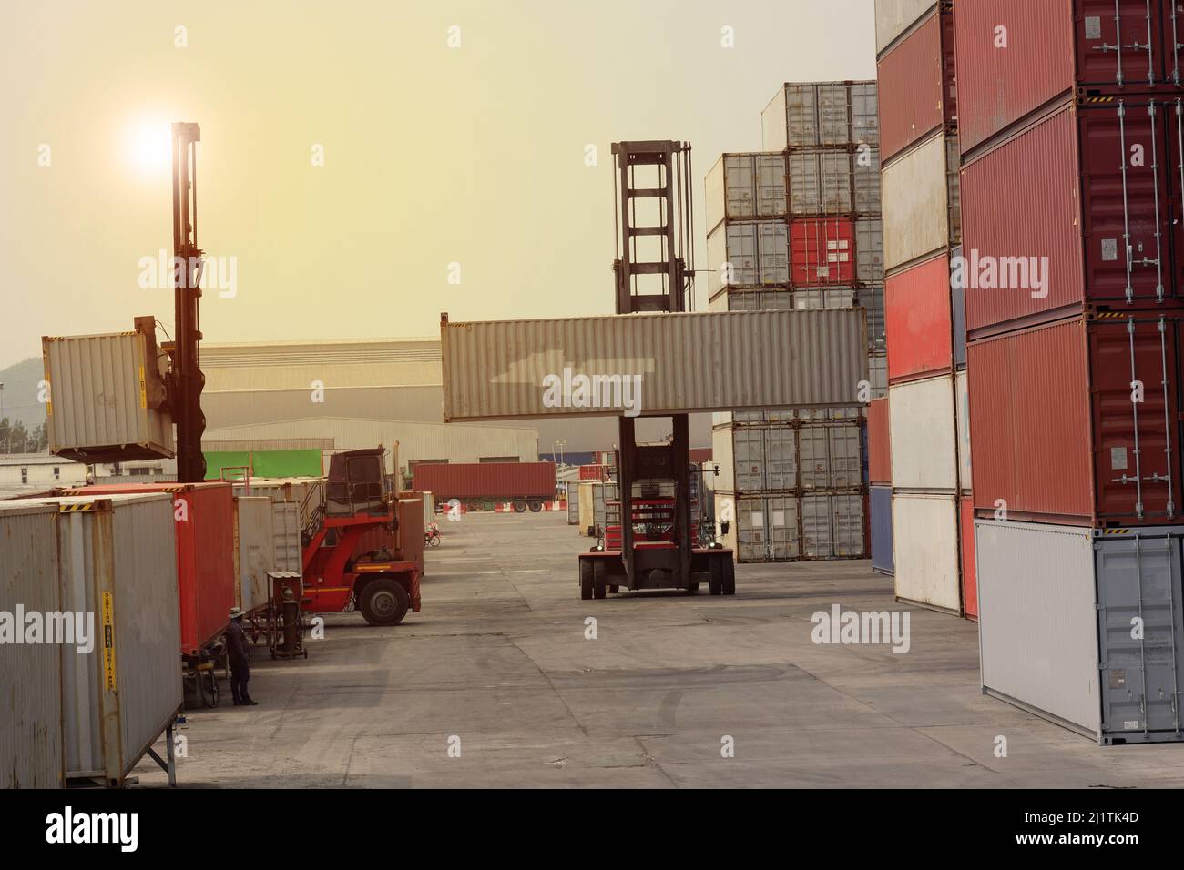 Container Gabelstapler in der Werft für den Import Export Industrielogistik Transport mit Container-Stapel im Hintergrund.... Stockfoto