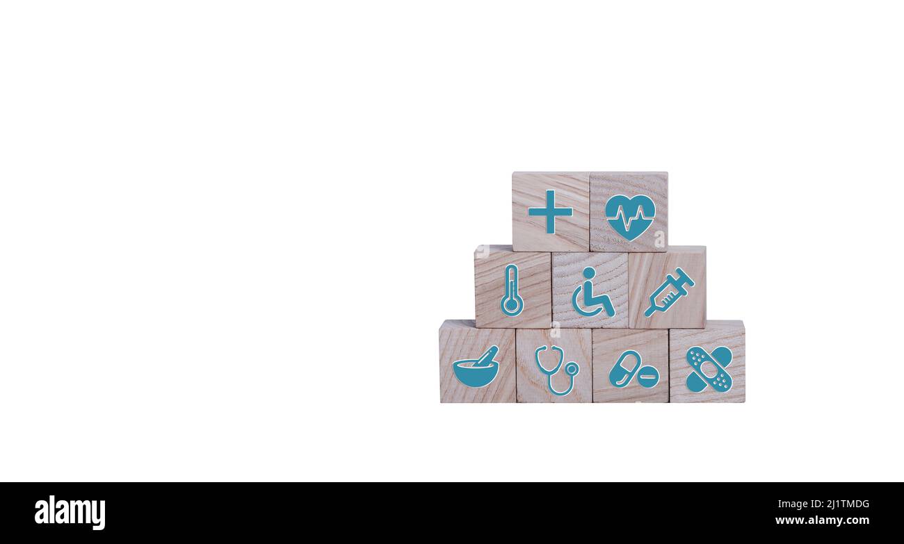 Medizinische Ikone auf der Pyramide der Würfel. Medizin und Krankenversicherungskonzepte. Holzblöcke mit Ikonen verschiedener Arten von Versicherungen, Ikonen Gesundheitswesen med Stockfoto