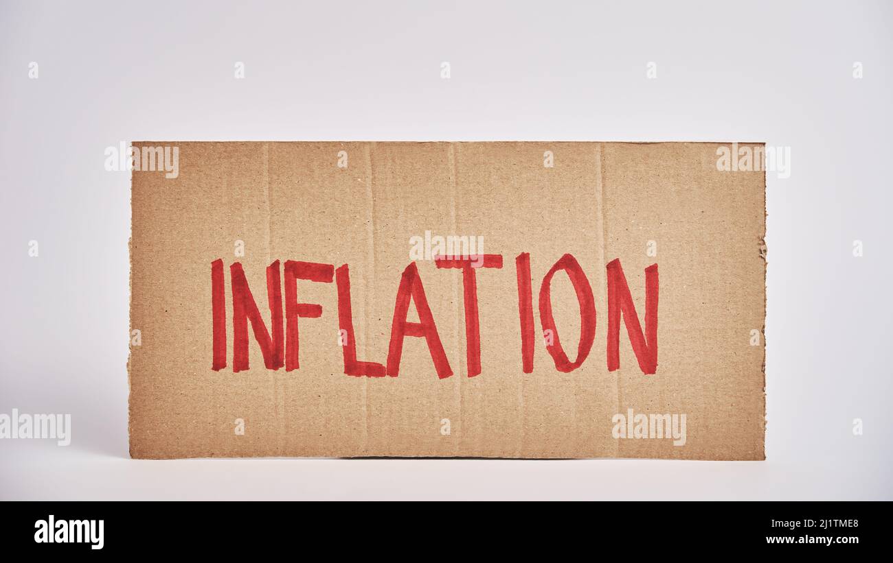 Weltwirtschaftskrise und Inflationskonzept, Papierblatt mit Wort Inflation, steigende Preise für Konsumgüter und Dienstleistungen Stockfoto