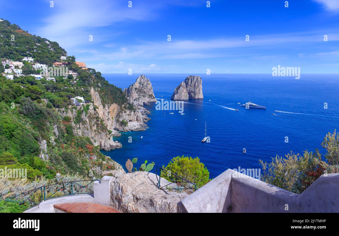 Panoramablick auf die berühmten Faraglioni Rocks, die meistbesuchte Touristenattraktion der Insel Capri, Italien. Wunderschöne Paradieslandschaft mit azurblaues Meer. Stockfoto