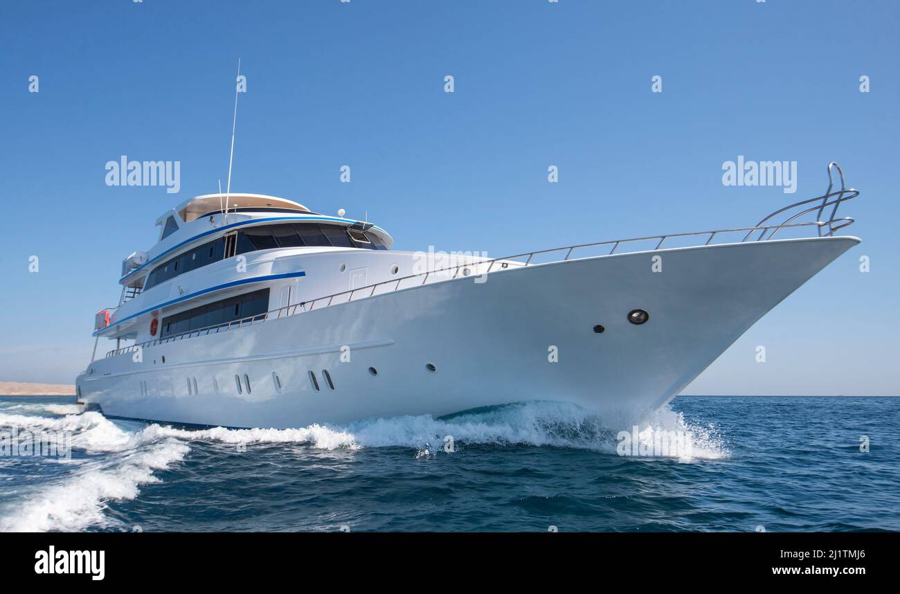 Luxuriöse private Motoryacht, die auf tropischem Meer mit Bugwelle segelt Stockfoto