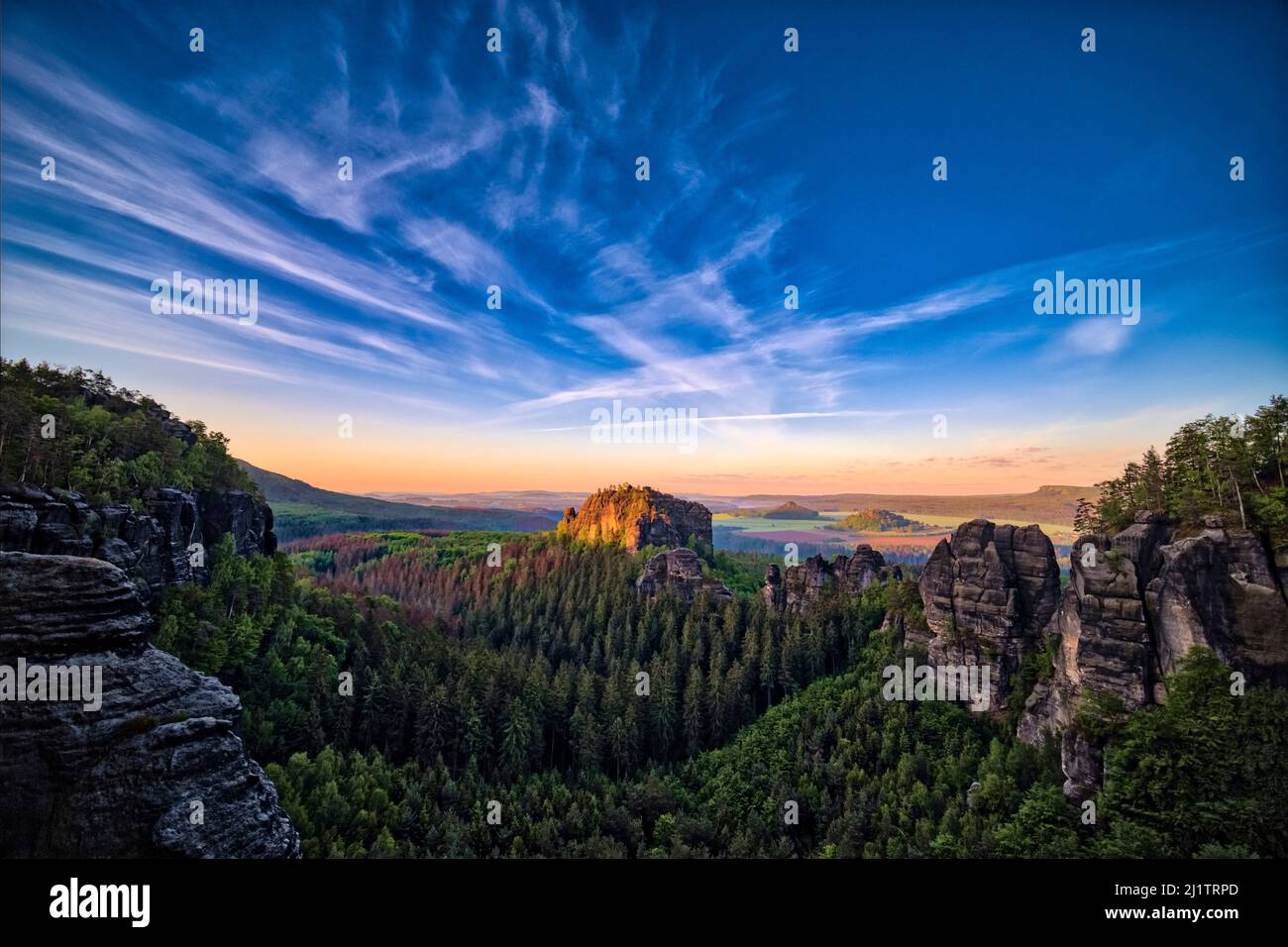 Landschaft mit Felsformationen und dem Gipfel Rauschenstein im Schmilka-Gebiet des Nationalparks Sächsische Schweiz bei Sonnenaufgang. Stockfoto