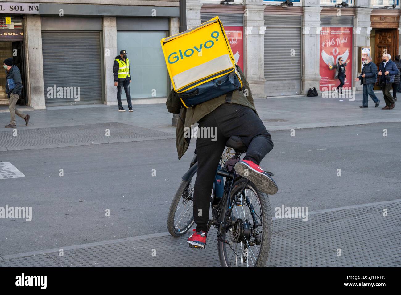 Madrid, Spanien. 22.. Februar 2022. Ein Mitarbeiter des spanischen Start-up-On-Demand-Lieferunternehmens Glovo wird in Spanien auf einem Fahrrad fahren gesehen. (Bild: © Xavi Lopez/SOPA Images via ZUMA Press Wire) Stockfoto