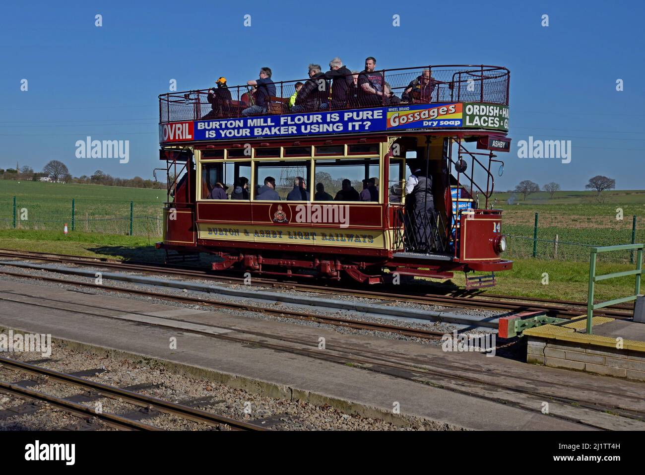 Eine historische Straßenbahn der ehemaligen Burton & Ashby Light Railwa, die im März 2022 bei der Statfold Barn Railway, Staffordshire, in Betrieb ist Stockfoto