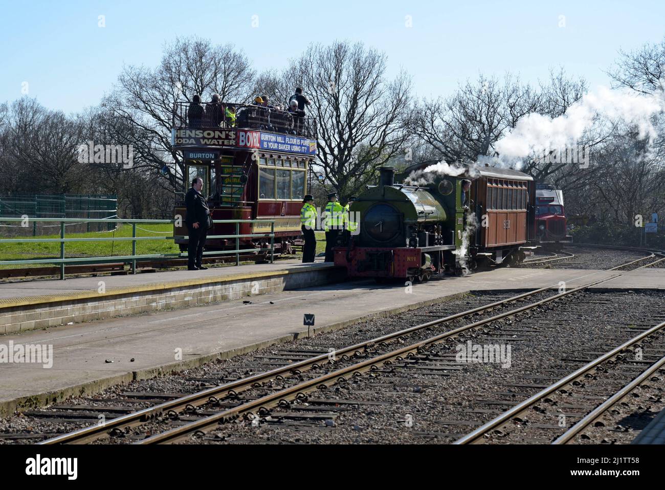 Eine industrielle Dampflok Peckett 0-4-0 und eine von Brush gebaute Burton & Ashby Light Railway Straßenbahn bei Statfold Barn Railway, Staffordhsire. März 2022 Stockfoto
