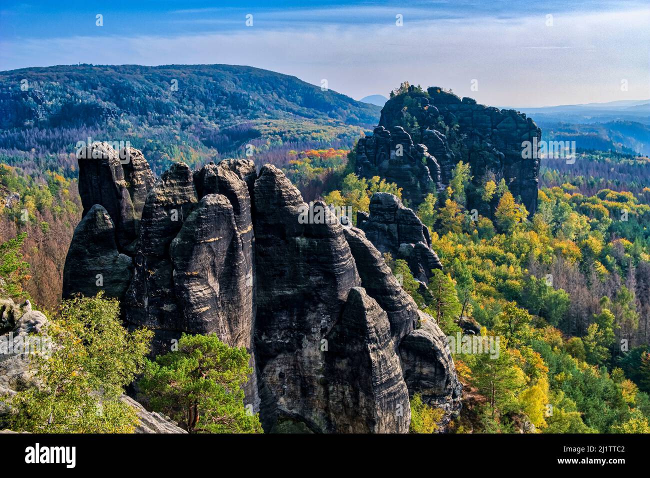 Landschaft mit Felsformationen und dem Gipfel Rauschenstein im Schmilka-Gebiet des Nationalparks Sächsische Schweiz. Stockfoto