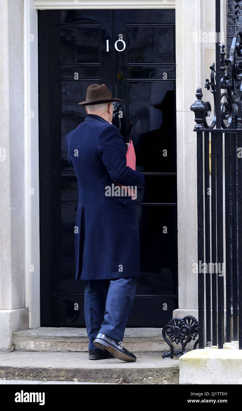 Sir Iain Duncan Smith MP (Con: Chingford und Woodford Green) in Downing Street. Trägt einen Hut, 17.. März 2022 Stockfoto