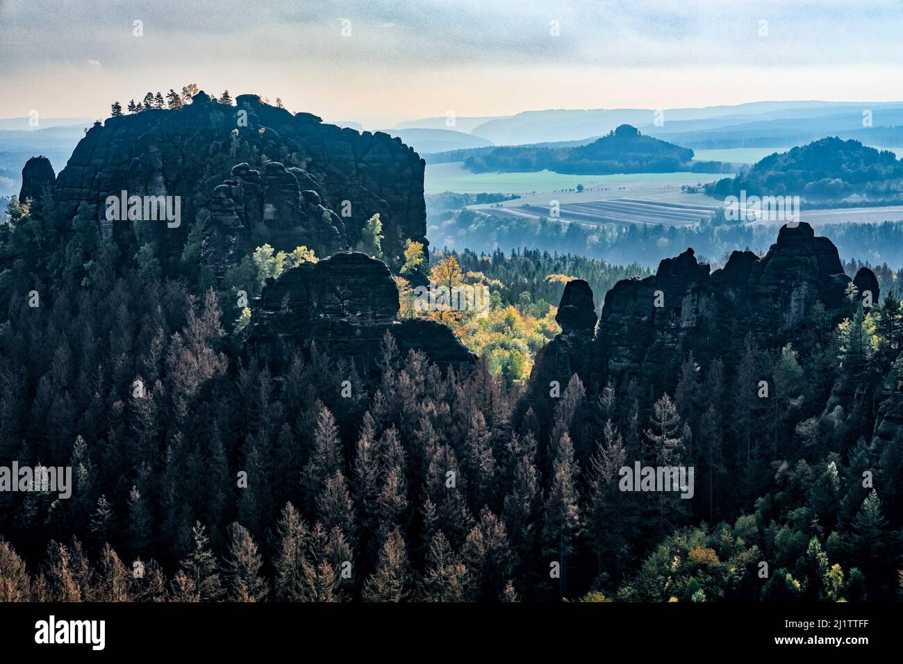 Landschaft mit Felsformationen und dem Gipfel Rauschenstein im Schmilka-Gebiet des Nationalparks Sächsische Schweiz. Stockfoto