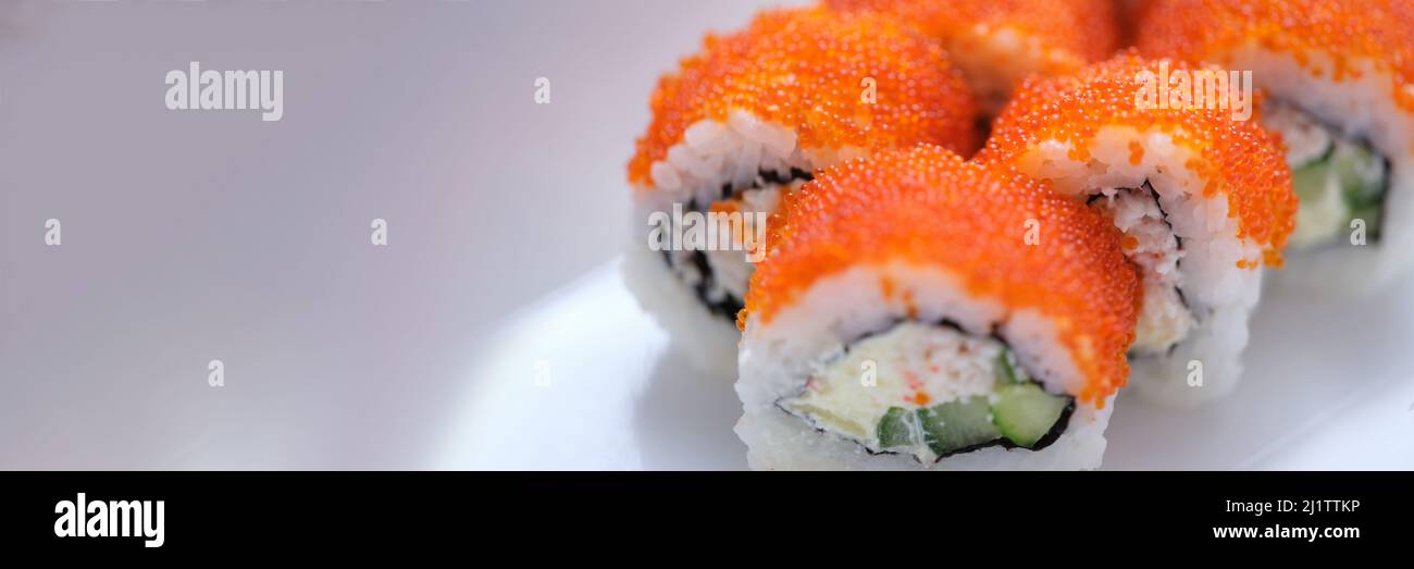 Helles, leckeres Sushi mit Kaviar auf weißer Oberfläche Stockfoto