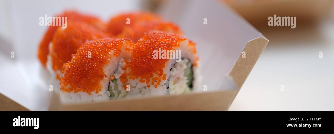 Frisches Sushi in einem weißen Karton, Nahaufnahme Stockfoto