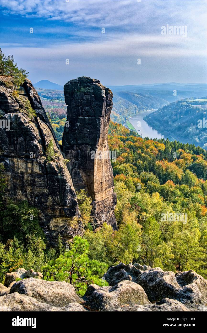 Landschaft mit Felsformationen und dem Gipfel Teufelsturm im Schmilka-Gebiet des Nationalparks Sächsische Schweiz im Herbst. Stockfoto