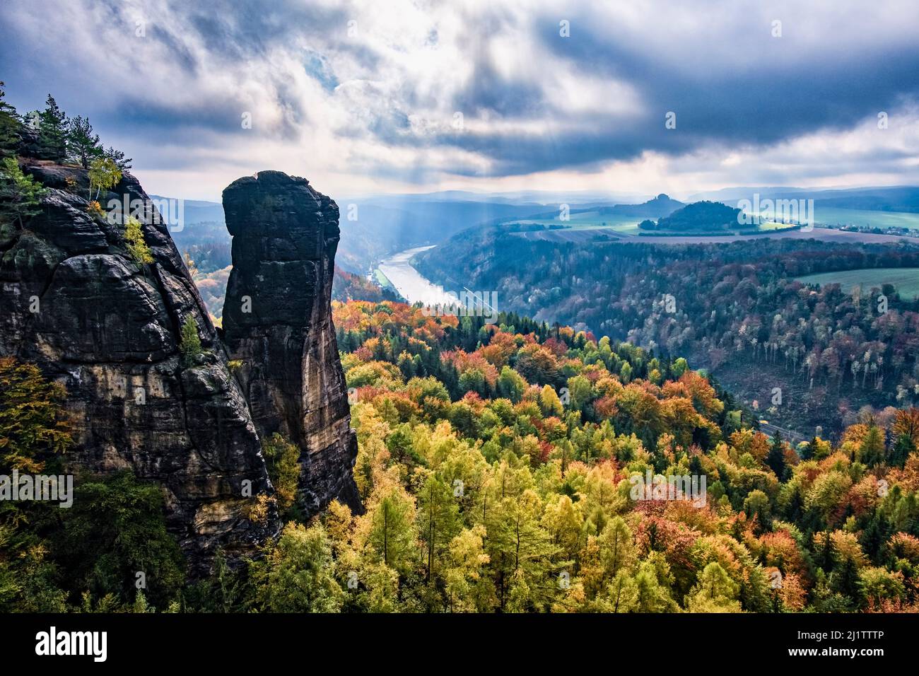 Landschaft mit Felsformationen und dem Gipfel Teufelsturm im Schmilka-Gebiet des Nationalparks Sächsische Schweiz im Herbst. Stockfoto