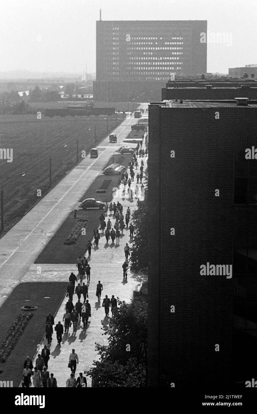 Schichtwechsel im Volkswagen-Werk in Wolfsburg, Niedersachsen, 1962. Schichtwechsel im Volkswagen-Werk in Wolfsburg, Niedersachsen, 1962. Stockfoto