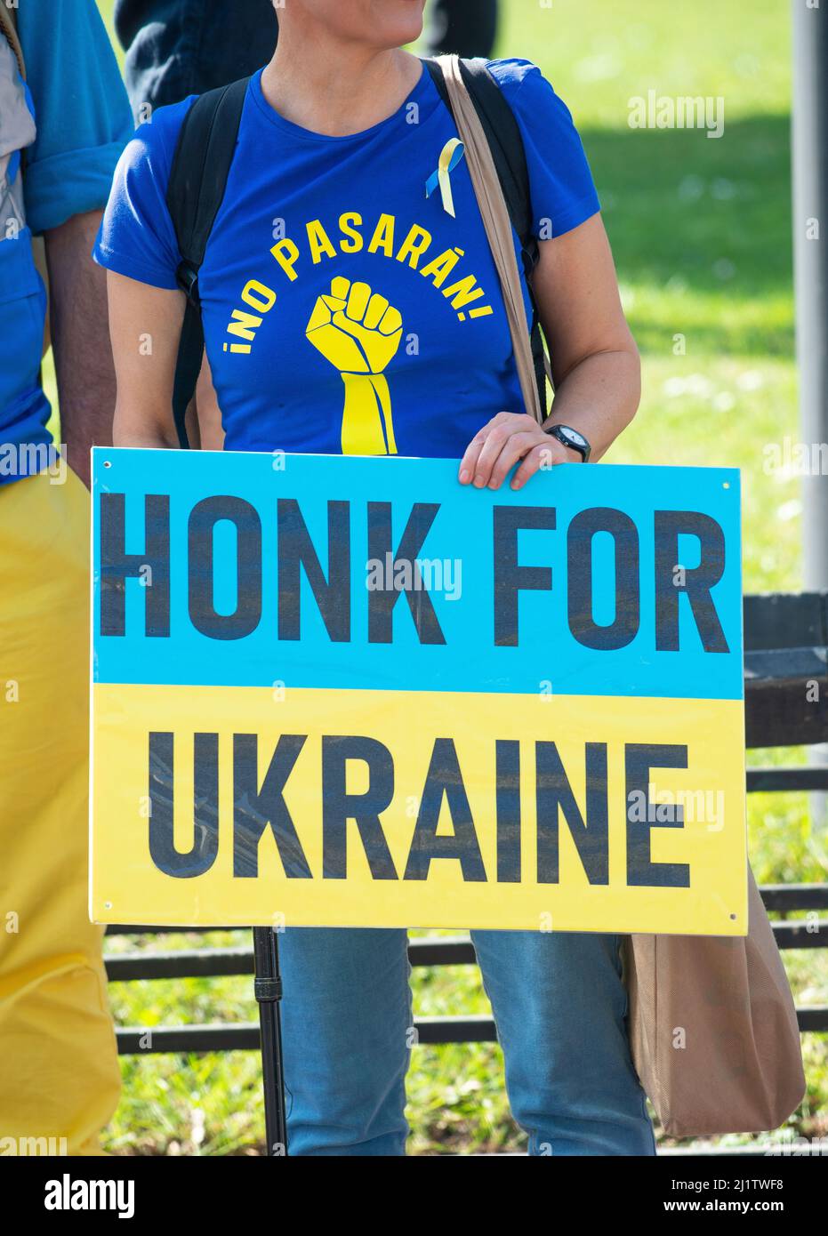 Demonstranten mit Schilder an den Londoner Ständen mit der Ukraine-Demonstration, London, aus Protest gegen die russische Invasion von Präsident Wladimir Putin in die Ukraine. Stockfoto