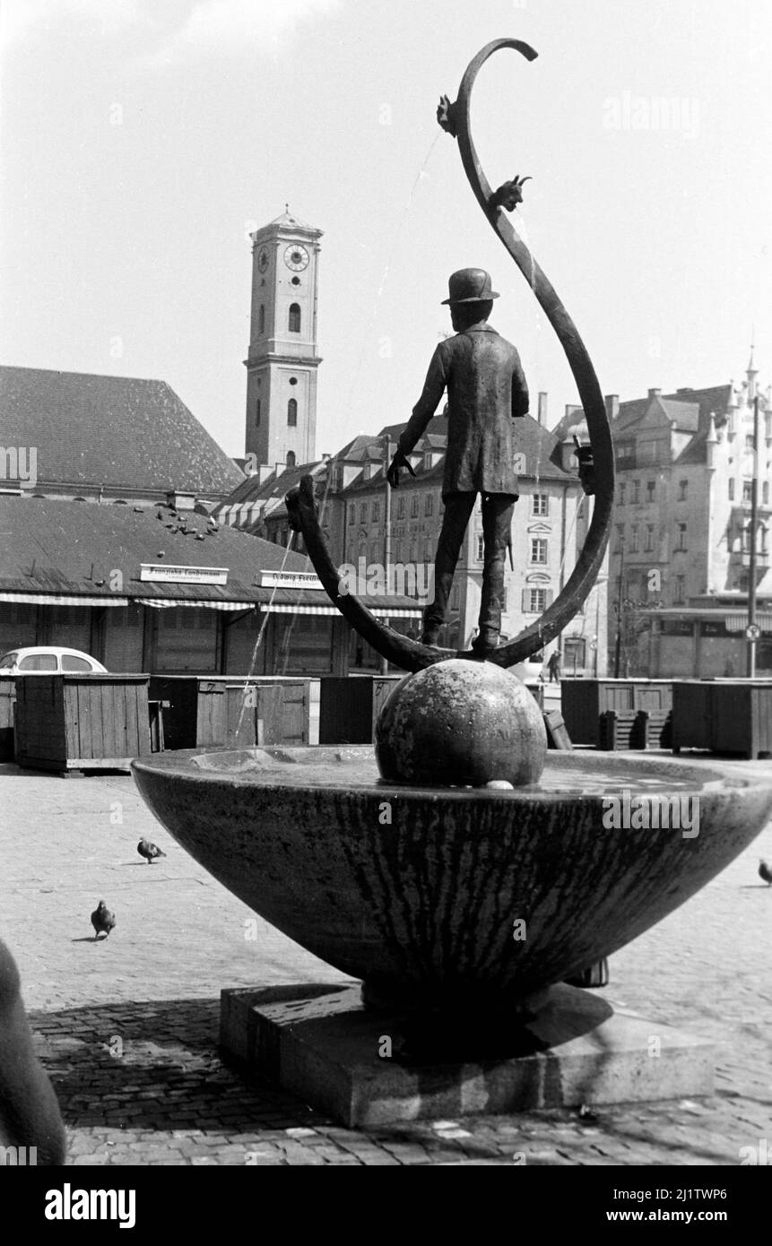 Karl-Valentin-Brunnen am Viktualienmarkt, München, 1957. Karl Valntins Brunnen am Viktualienmarkt in München, 1957. Stockfoto