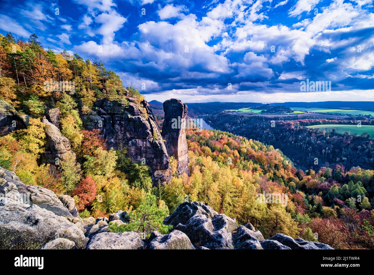 Landschaft mit Felsformationen, das Elbtal und der Teufelsturm im Herbst im Schmilka-Gebiet des Nationalparks Sächsische Schweiz. Stockfoto