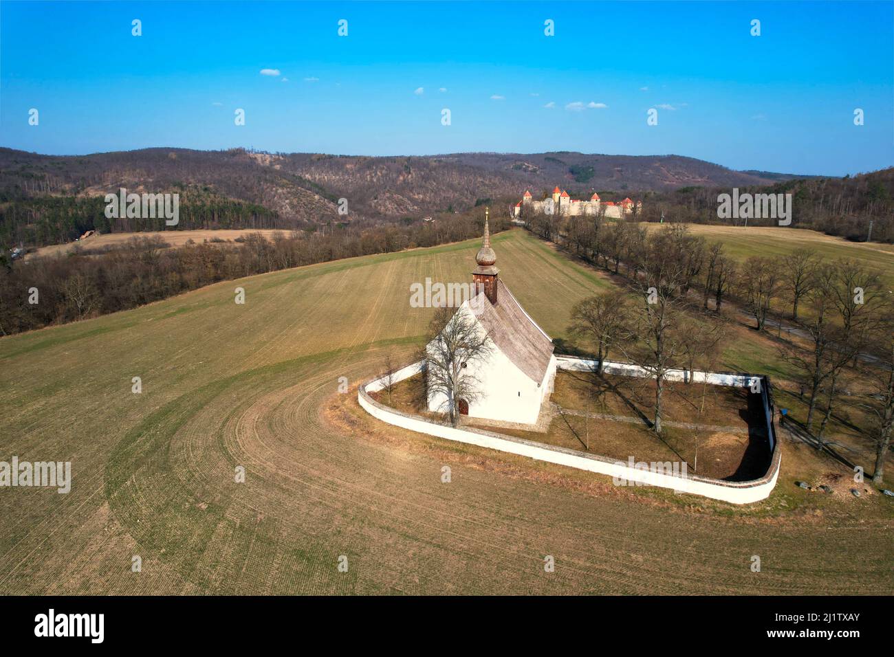 Luftaufnahme der mittelalterlichen Kapelle der Himmelfahrt der Jungfrau Maria in der Nähe der Burg „Veveri“ in Brünn, Tschechische Republik, Europa Stockfoto