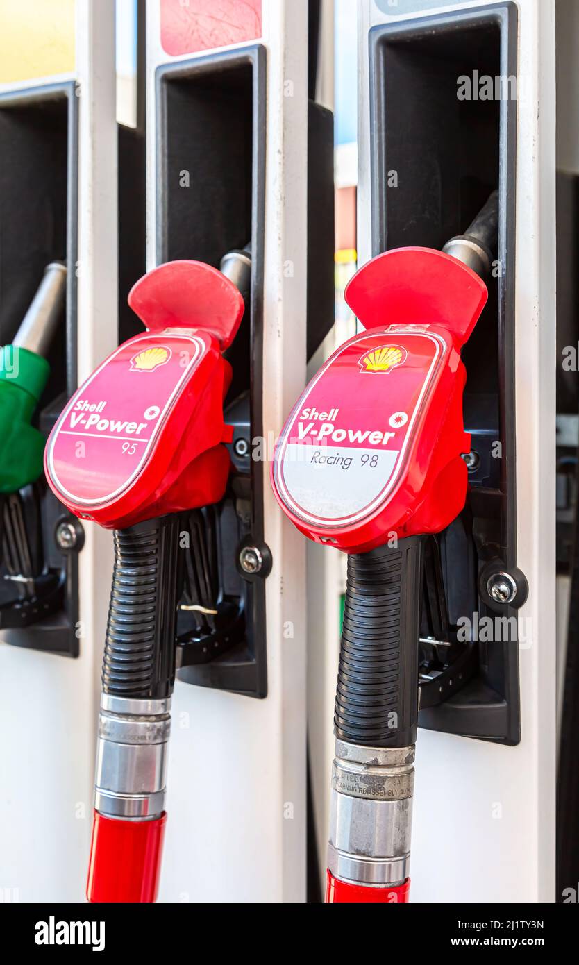 Samara, Russland - 4. Juli 2021: Füllsäule mit verschiedenen Brennstoffen an der Shell-Tankstelle. Shell V-Power-Tankstelle. Selektiver Fokus Stockfoto