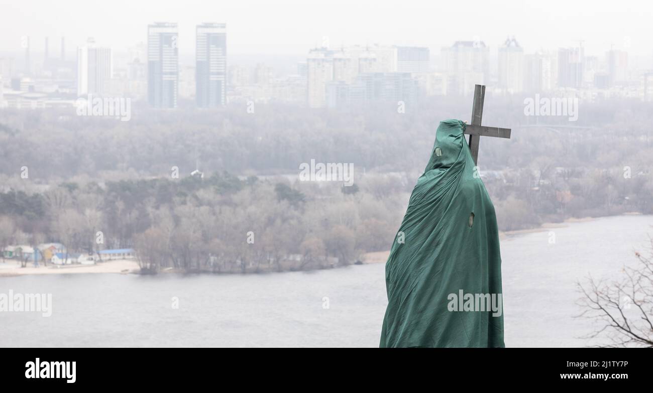 Kiew, Ukraine. 26. März 2022. Denkmal von Wolodymyr dem Großen in einer speziellen Schutzstruktur auf dem Wolodymyrsky-Hügel aus Angst vor einem möglichen Bombardement, während die russischen Streitkräfte ihre umfassende Invasion der Ukraine fortsetzen. Russland marschierte am 24. Februar 2022 in die Ukraine ein und löste damit den größten militärischen Angriff in Europa seit dem Zweiten Weltkrieg aus Kredit: SOPA Images Limited/Alamy Live Nachrichten Stockfoto