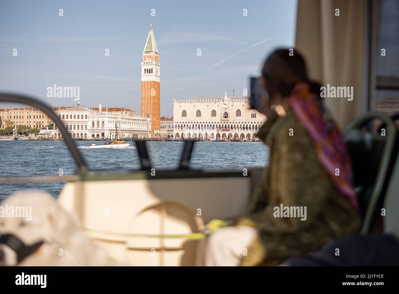 Frau im Vaporetto, die Venedig während einer Pandemie besucht Stockfoto