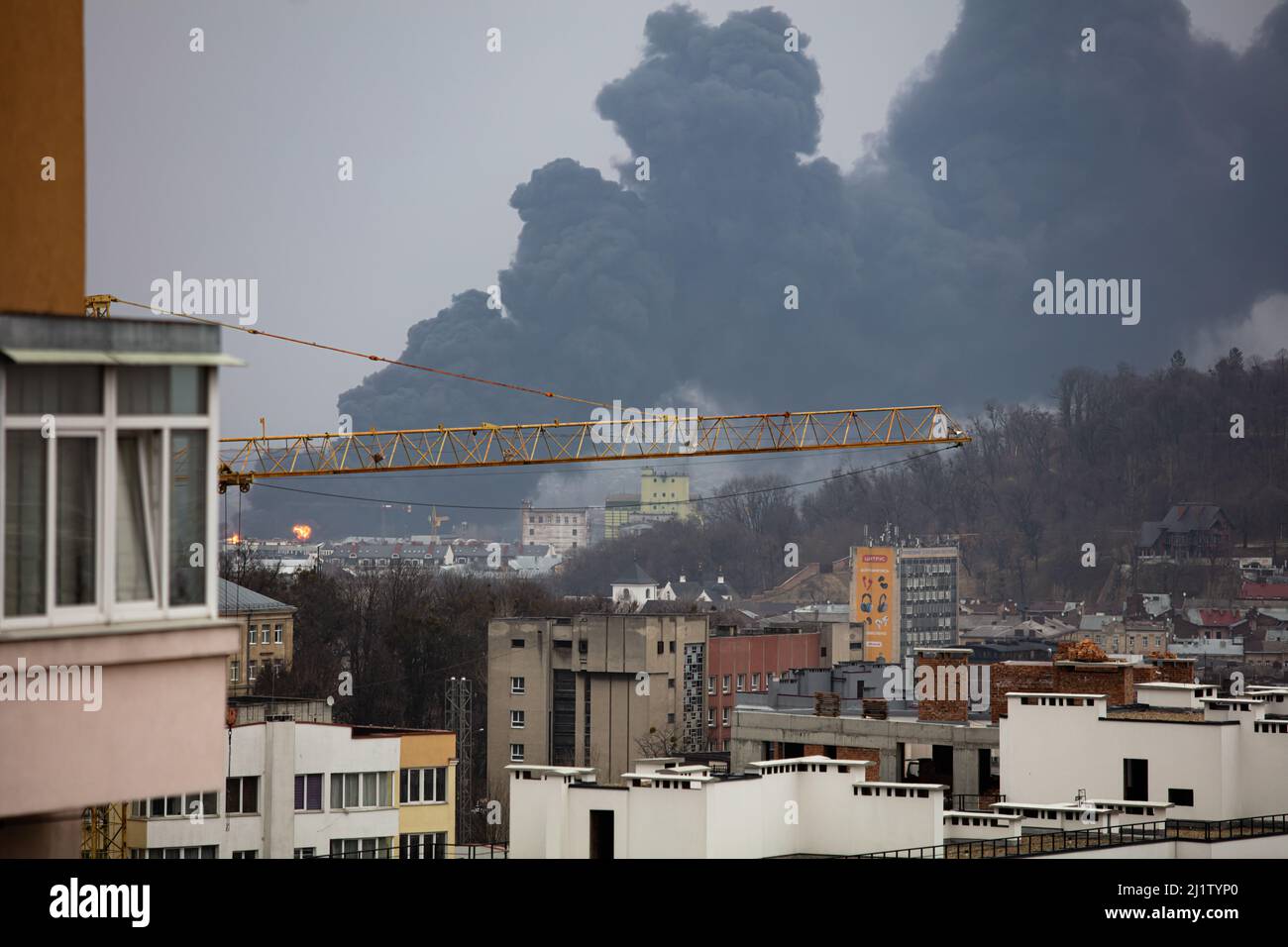 Lviv, Ukraine - 26. März 2022: Raketenangriff auf ein Öllager in Lviv während des russischen Krieges Stockfoto