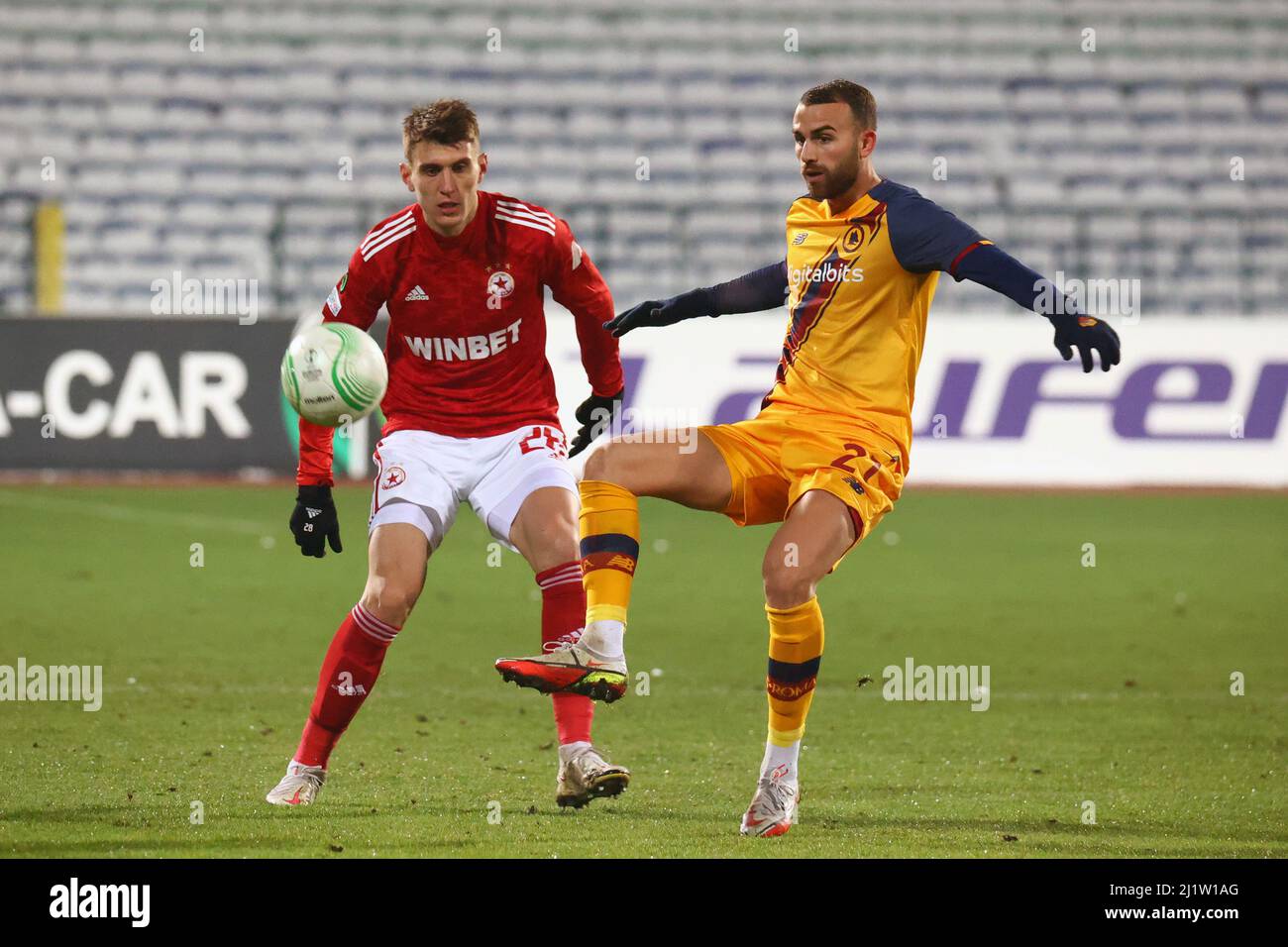 Sofia, Bulgarien - 9. Dezember 2021: Spieler des CSKA Sofia im Kampf gegen Borja Mayoral (R) von AS Roma während der UEFA Europa Conference League-Gruppe Stockfoto