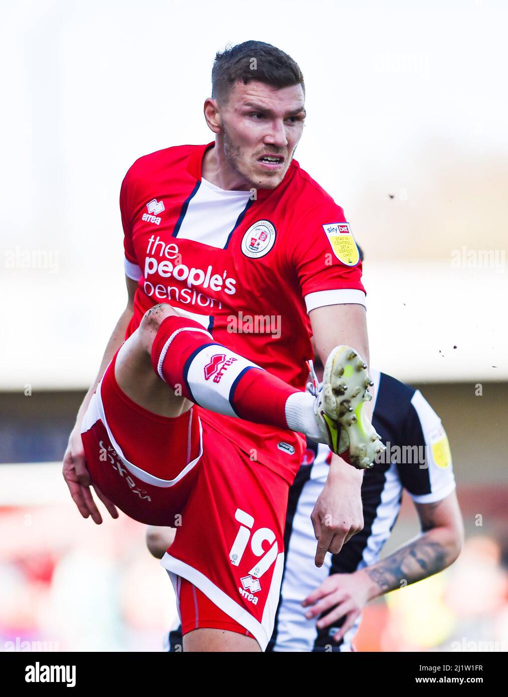Jordan Tunnicliffe von Crawley während des Sky Bet League-Zweikampf zwischen Crawley Town und Rochdale AFC im People's Pension Stadium , Crawley , Großbritannien - 26.. März 2022 nur für den redaktionellen Gebrauch. Keine Verkaufsförderung. Für Football-Bilder gelten Einschränkungen für FA und Premier League. Keine Nutzung des Internets/Handys ohne FAPL-Lizenz - für Details wenden Sie sich an Football Dataco Stockfoto