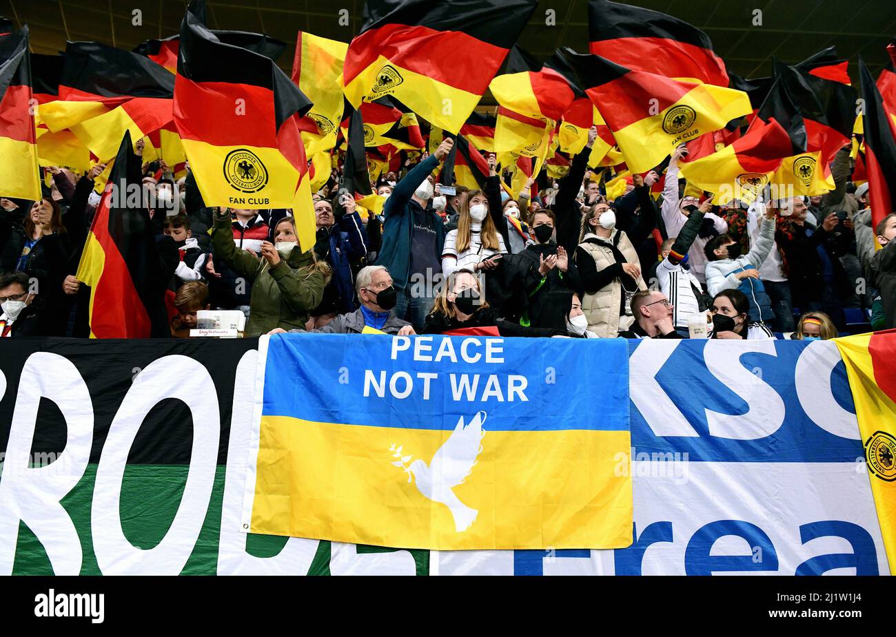 Freundschaftsspiel, PreZero Arena Sinsheim: Deutschland gegen Israel; deutsche Fans mit deutscher Flagge und Friedensflagge für die Ukraine Stockfoto