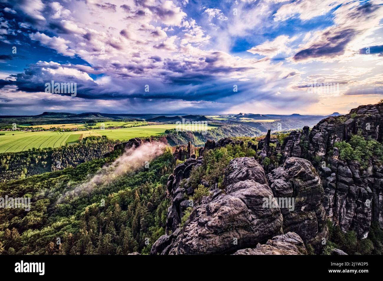 Landschaft mit Felsformationen und das Elbtal im Schrammsteine-Gebiet des Nationalparks Sächsische Schweiz bei Sonnenuntergang. Stockfoto