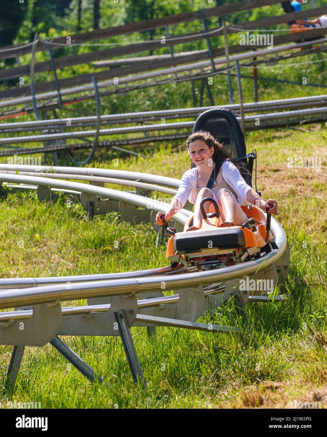 Junger Teenager auf Sommerrodelbahn Stockfoto