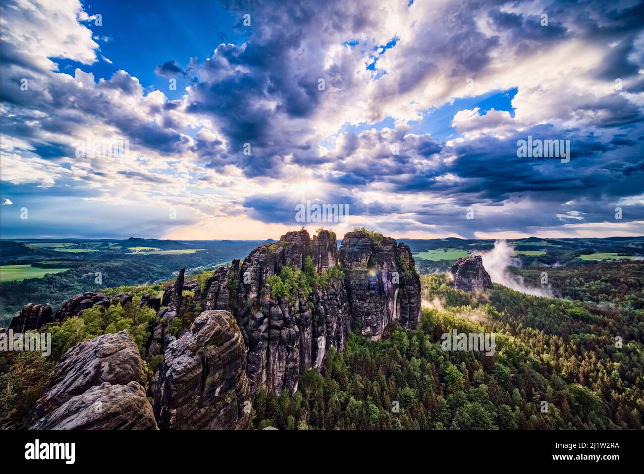 Landschaft mit Felsformationen und den Gipfeln Torstein und Falkenstein im Schrammsteine-Gebiet des Nationalparks Sächsische Schweiz bei Sonnenuntergang. Stockfoto