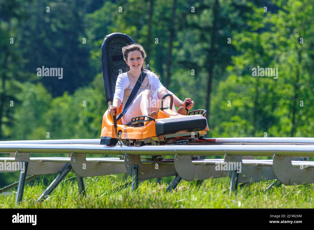 Junger Teenager auf Sommerrodelbahn Stockfoto