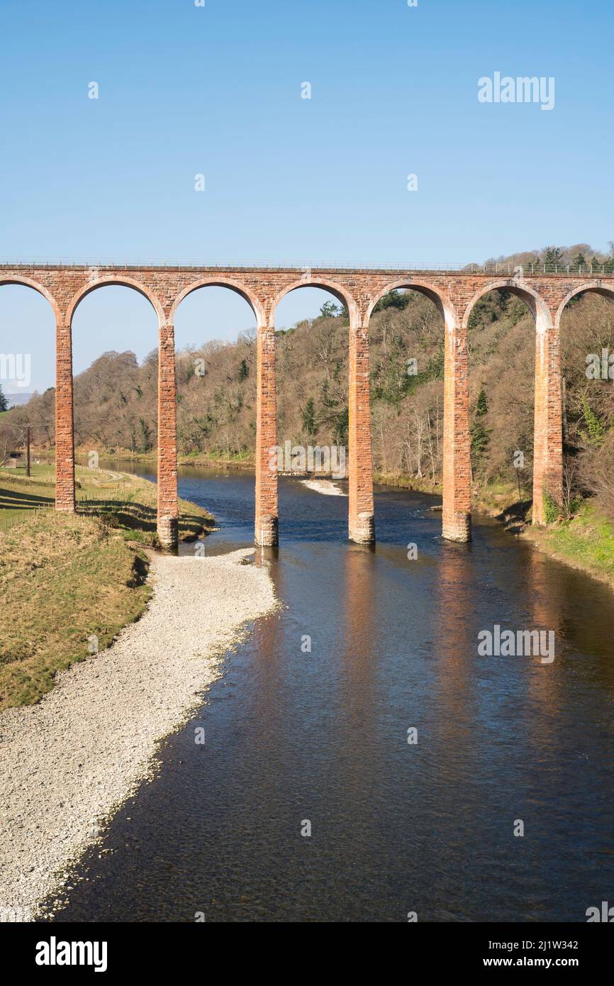 Das ausgediente Viadukt der Leaderfoot Railway über den Fluss Tweed, in der Nähe von Melrose, Scottish Borders, Schottland, Großbritannien Stockfoto