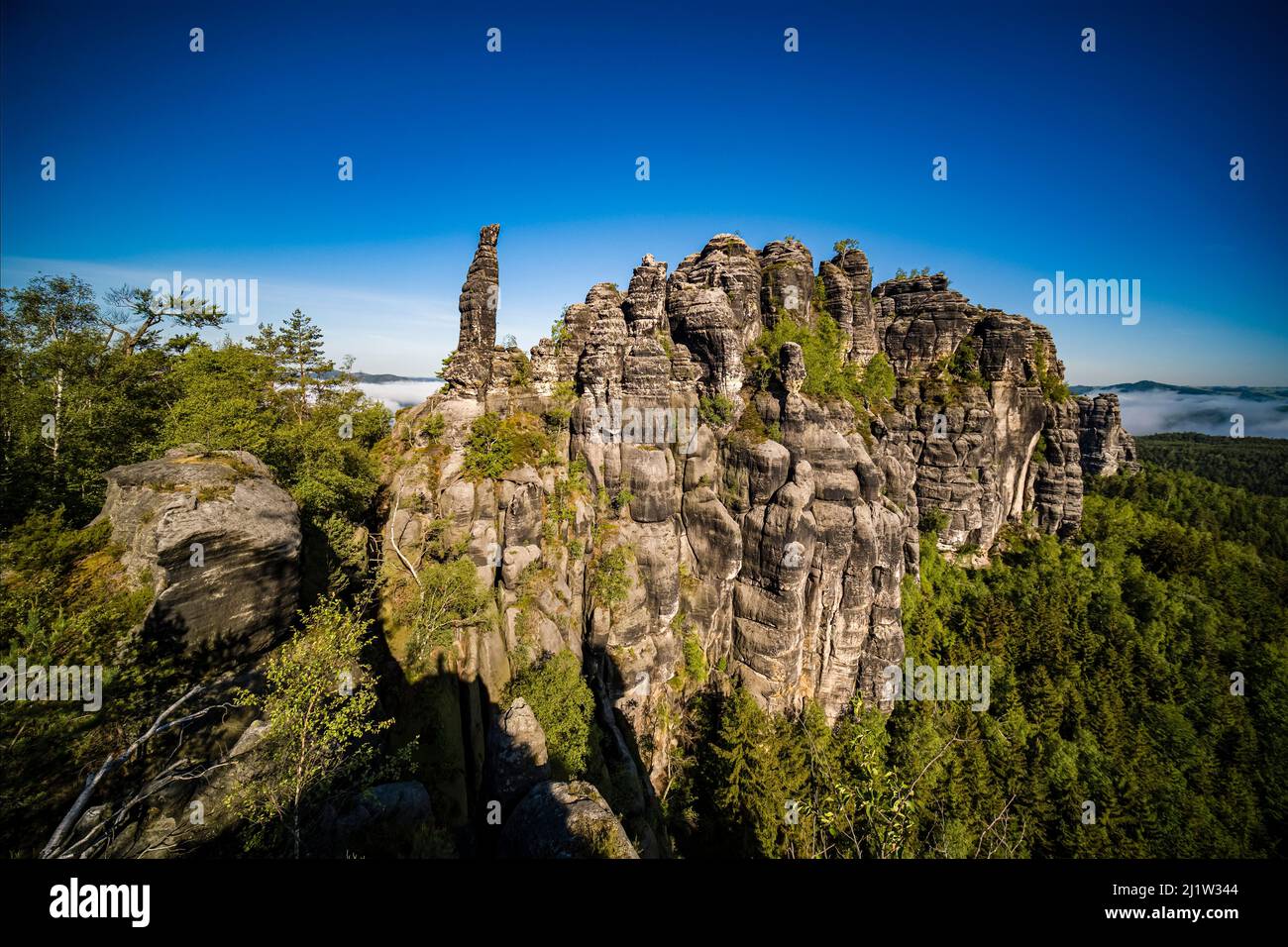 Landschaft mit Felsformationen und den Gipfeln Torstein und Tante im Schrammsteine-Gebiet des Nationalparks Sächsische Schweiz. Stockfoto