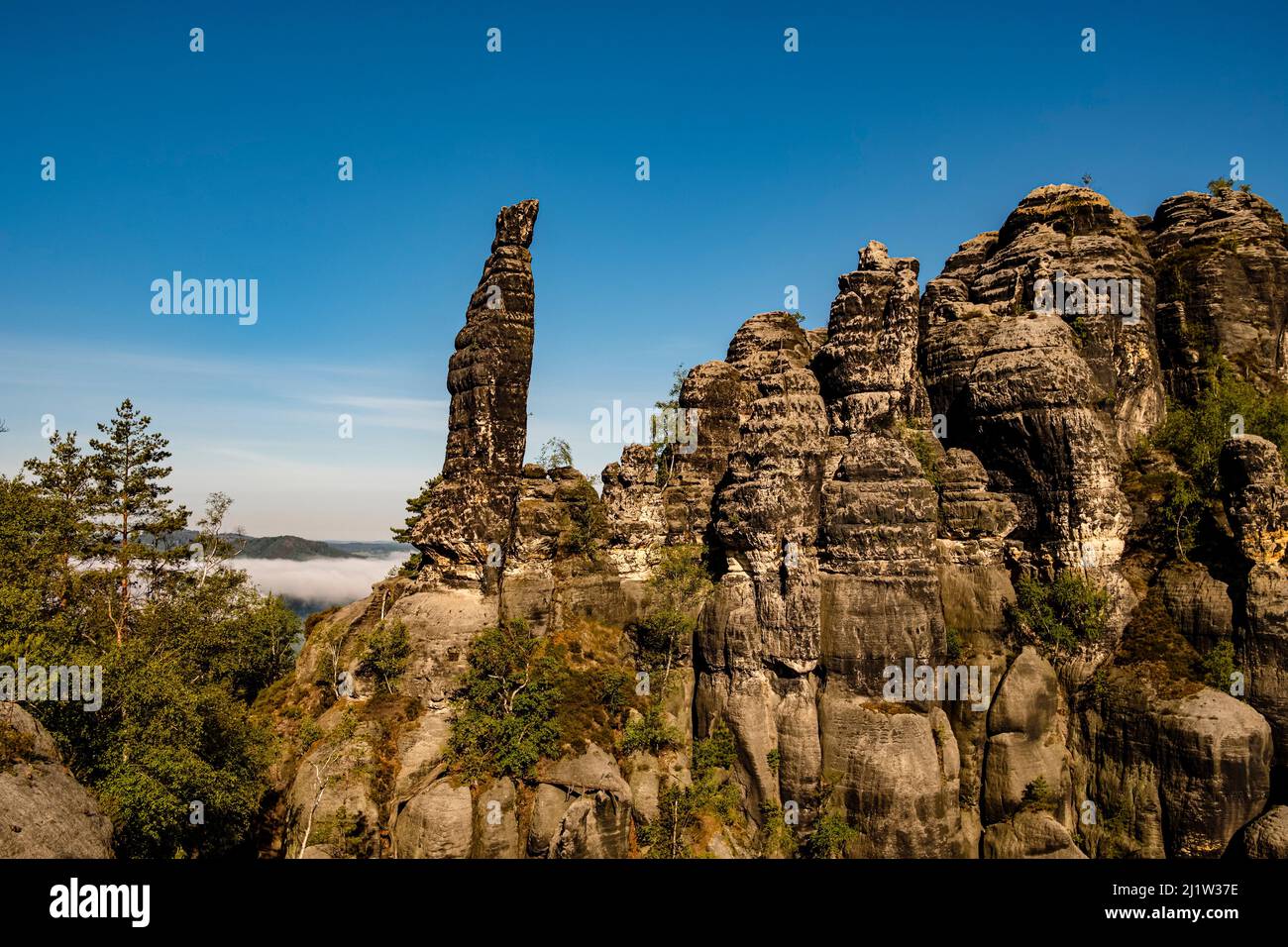 Landschaft mit Felsformationen und den Gipfeln Torstein und Tante im Schrammsteine-Gebiet des Nationalparks Sächsische Schweiz. Stockfoto