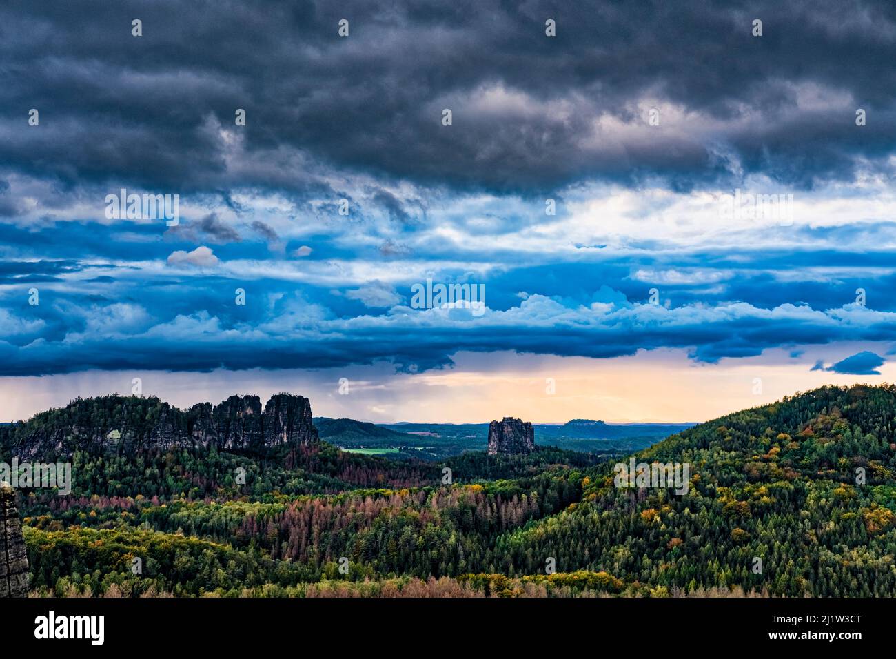 Landschaft mit Felsformationen und den Gipfeln Torsteine und Falkenstein im Schrammsteine-Gebiet des Nationalparks Sächsische Schweiz bei Sonnenuntergang. Stockfoto