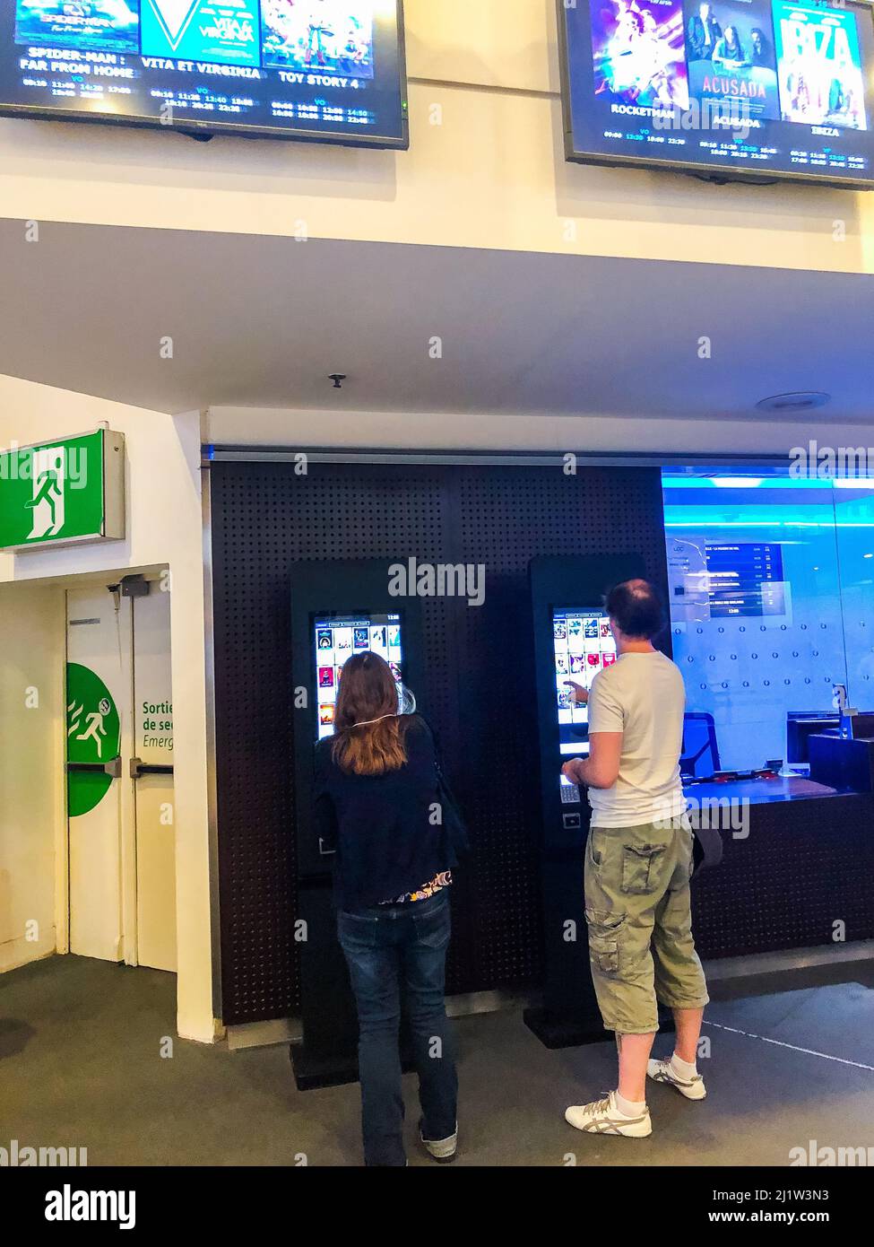 Paris, Frankreich, Besucher kaufen Tickets am Automaten im French Cinema Theatre, Les Halles Forum, UGC Les Halles Kinosaal Stockfoto